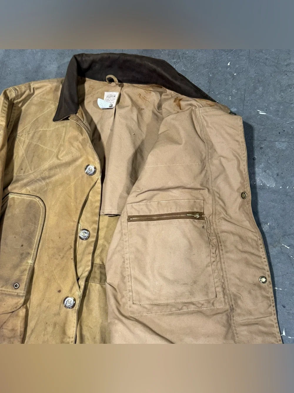 Filson featuring shell